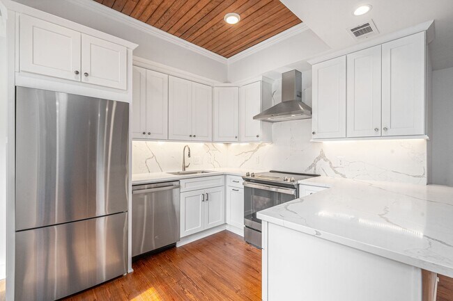 Building Photo - Renovated 2 Bedroom Carriage house off Lafayette Square