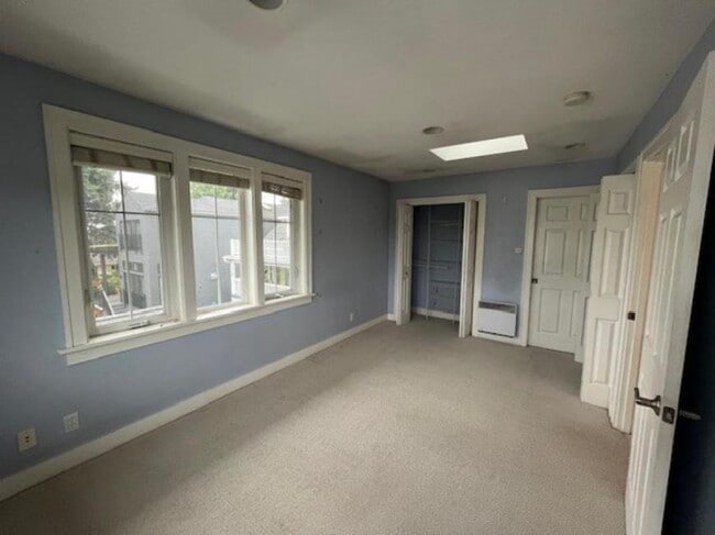 Building Photo - 4 bedroom in Seattle WA 98103