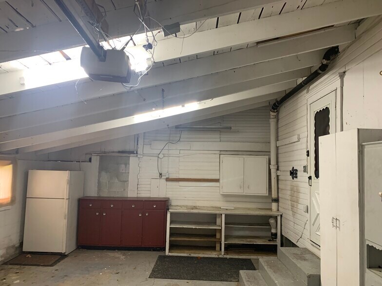 Building Photo - 256 E 5th St