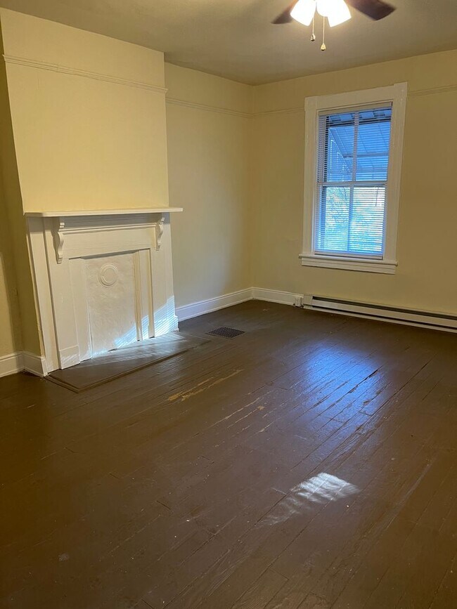 Building Photo - Large 3 bdrm/1 bath Home Within Walking Distance to VCU!