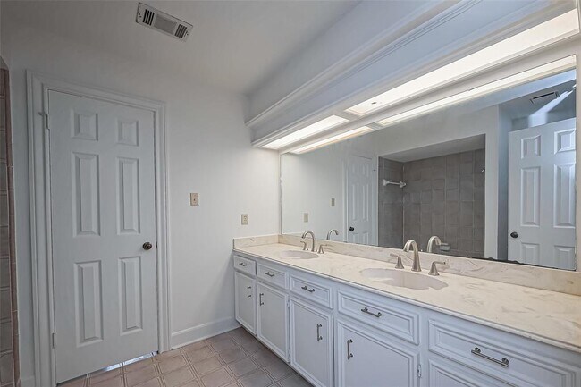 Building Photo - 18307 Champion Forest Dr