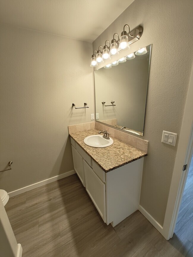 Building Photo - 3 bed 2 bath in Lone Star Trails!