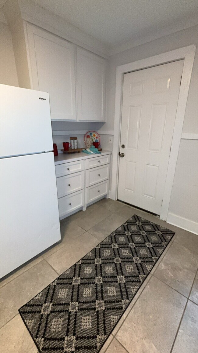 Building Photo - Furnished One Bed in Belhaven