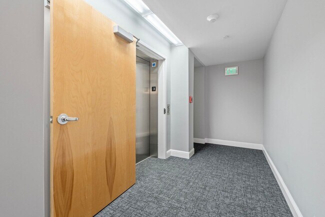 Building Photo - Large Updated SoMa Apartment!
