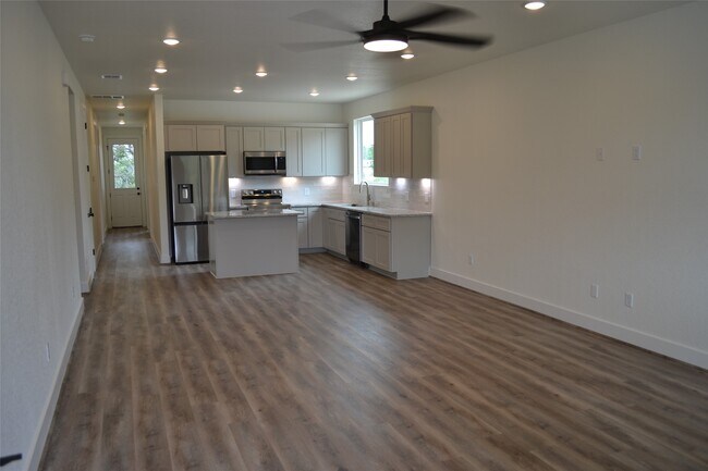 Building Photo - 729 Canyon Bend