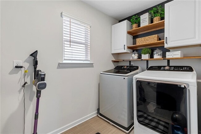 Building Photo - 715 River Gdns Dr