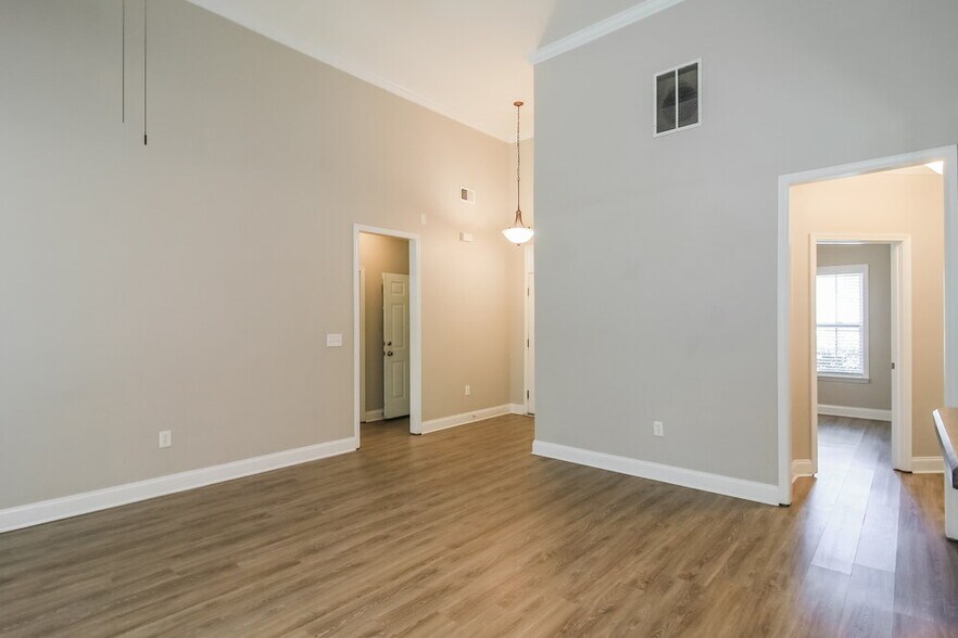 Building Photo - 215 Village Park Dr