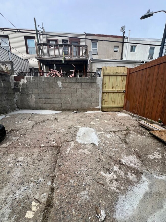 Building Photo - Stunning 4-Bedroom Townhome in the Heart of Fishtown! Available NOW!