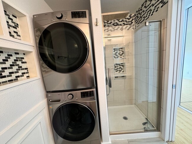 Building Photo - Charming 2-Bedroom/2-Bath - Renovated