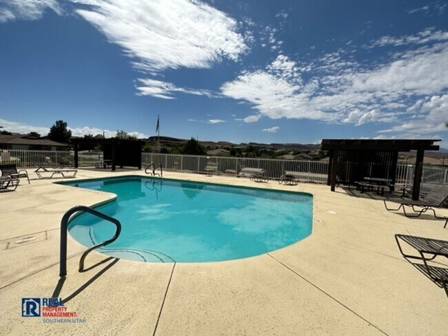 Building Photo - Legacy Townhome