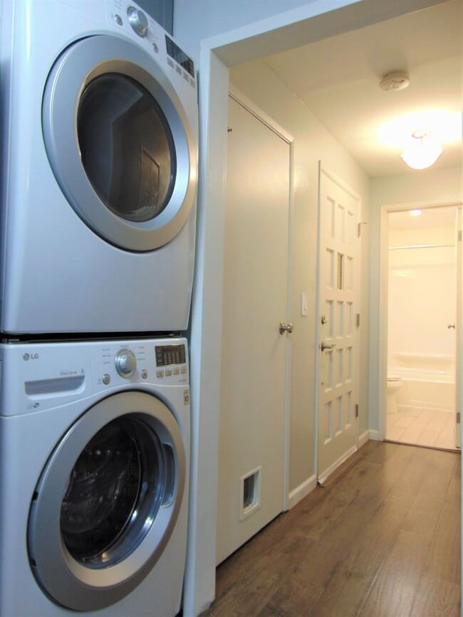 Building Photo - Spacious Condo Available Now in Great Loca...