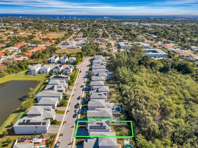 Building Photo - 1827 Lake Cove Dr