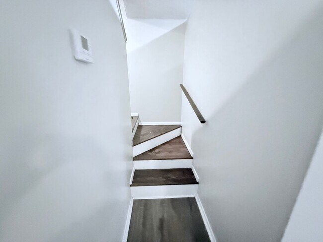 Building Photo - 2/2 House 1 mile from campus and the square