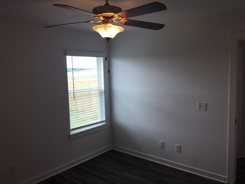 1st bedroom - 2706 N Teresa Dr