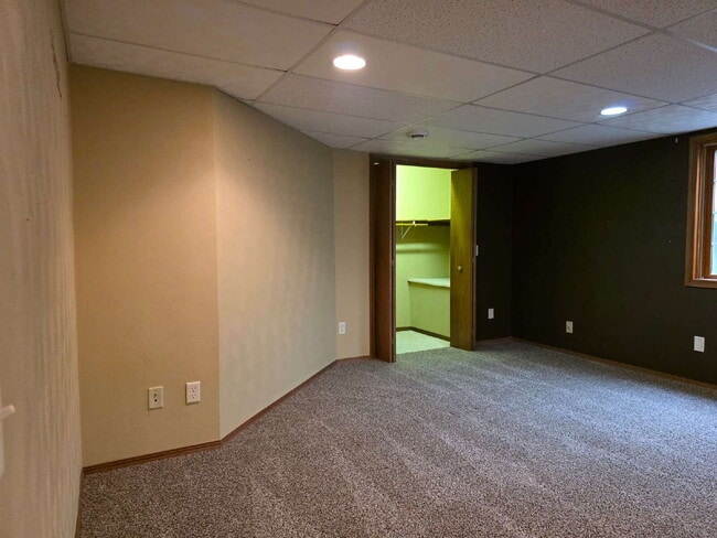 Building Photo - Multi generational Home New London