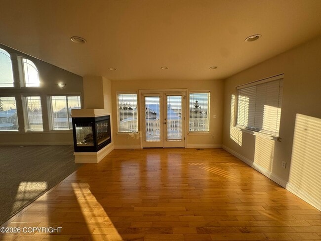 Building Photo - Stunning home in Goldenview