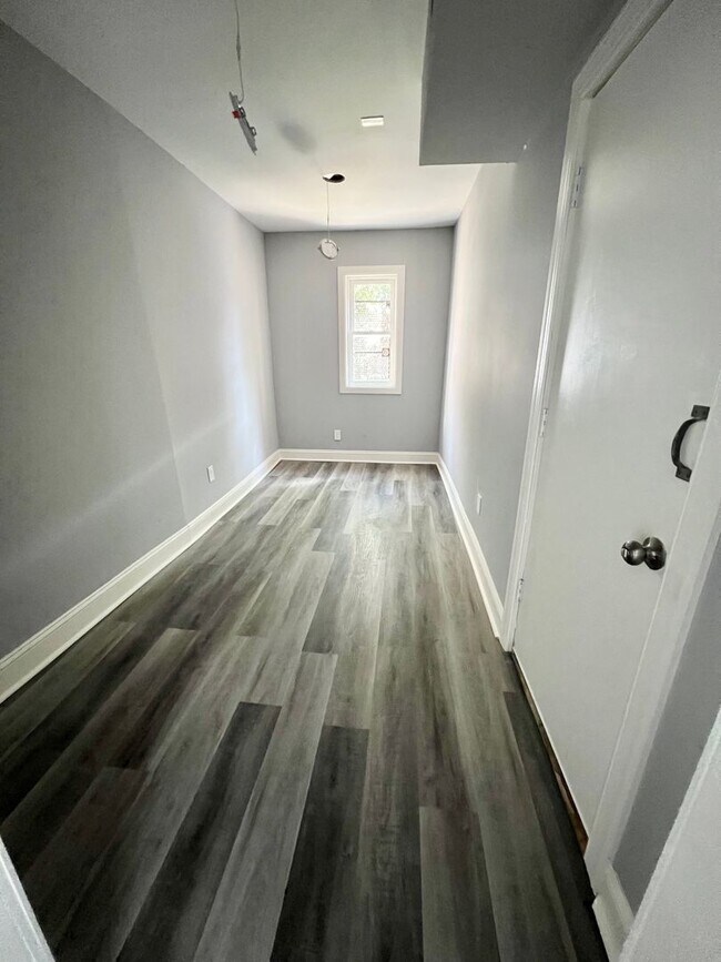 Building Photo - Recently rehabbed townhouse available in W...