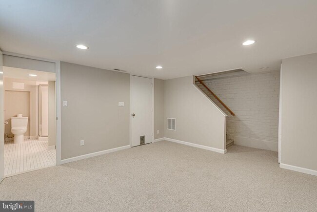 Building Photo - 425 E Luray Ave