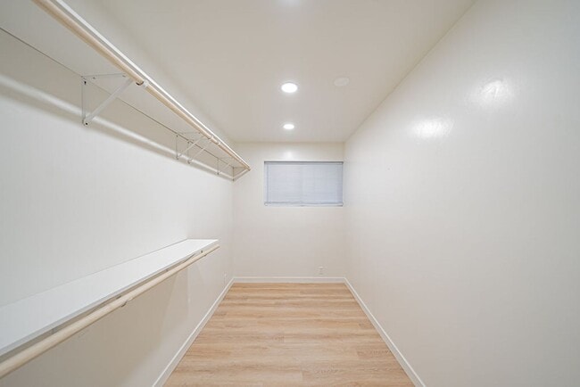 Building Photo - Spacious and recently updated, this 6-bedroom, 3-bathroom home in Ammon