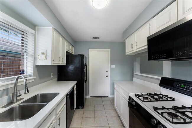 Building Photo - 29410 Sedgefield St