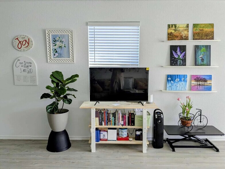 Building Photo - Room in House on Repeating Wy