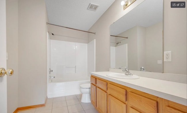Building Photo - 601 Meadow Ln