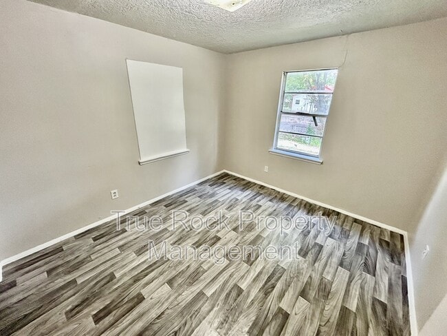 Building Photo - 407 N Ash Ave