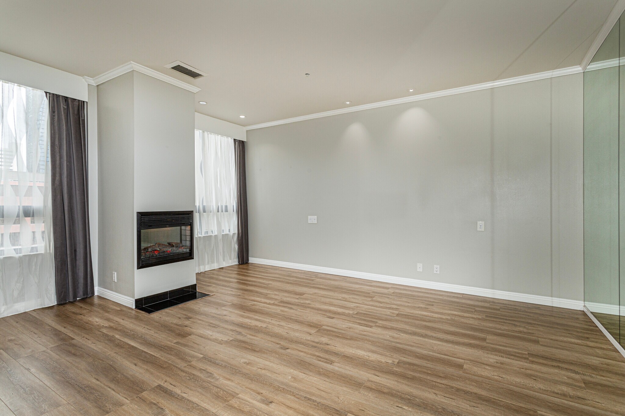 Building Photo - 700 Front St