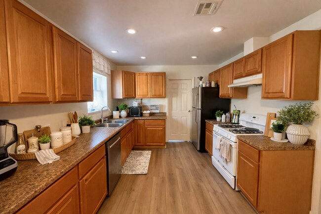 Building Photo - 5BD 3 BA with a Great Yard!