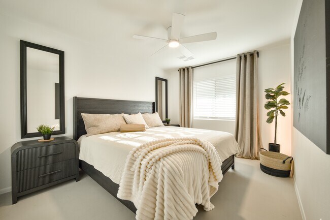 Building Photo - Golfside Villa