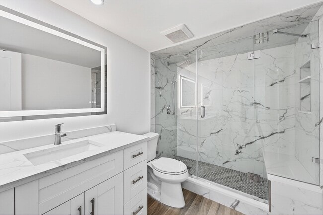 Building Photo - 1206 S Lake Dr