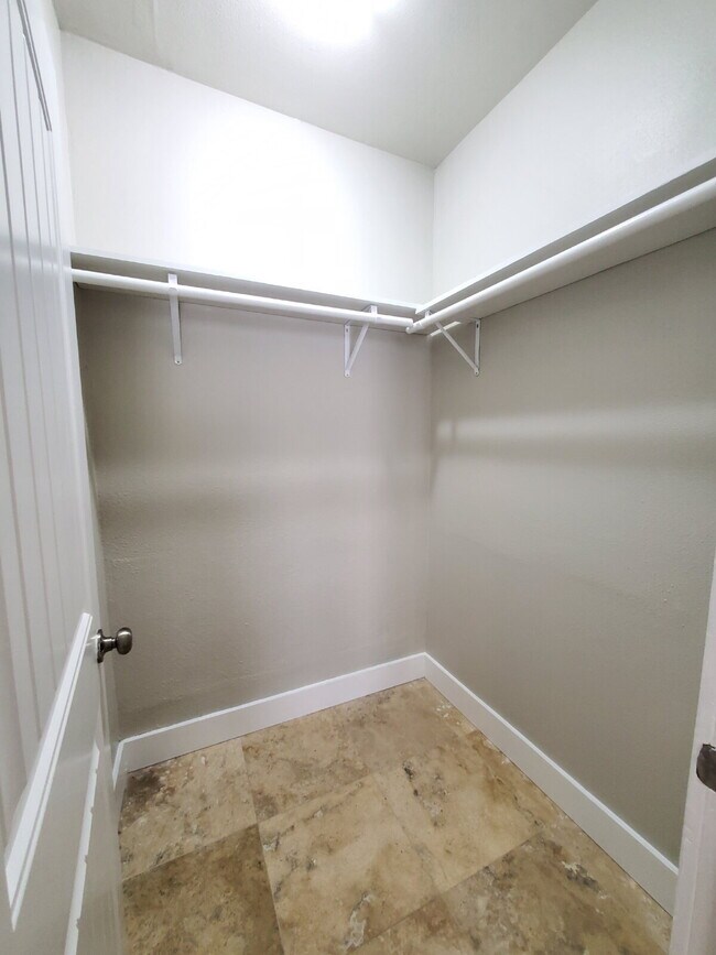 Building Photo - Modern 2-Bed / 2-Bath in Dignowity Hill with Off-Street Parking