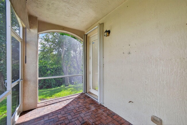 Building Photo - 2213 Oakmont Dr