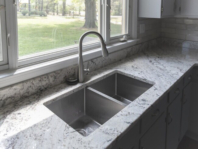 Building Photo - 102 McCall St