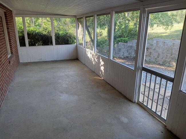 Building Photo - 3 Bedroom / 1 Bath Home - Johnson City, TN