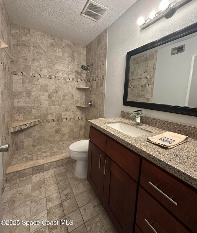 Building Photo - 112 E Colonial Ct