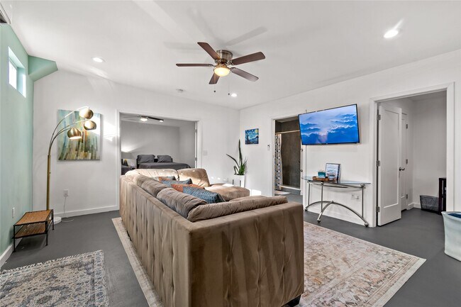 Building Photo - 5923 Moonmist Dr