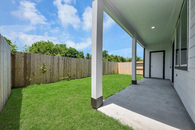 Building Photo - 2138 Olivos St