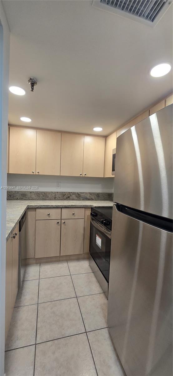 Building Photo - 9688 Fontainebleau Blvd
