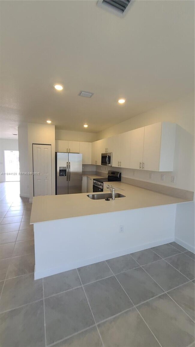 Building Photo - 2750 SE 24th Terrace