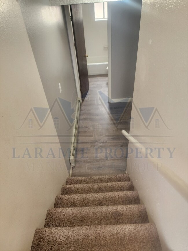 Building Photo - 2 Bed 1 1/2 Bath Townhouse Style Apartment