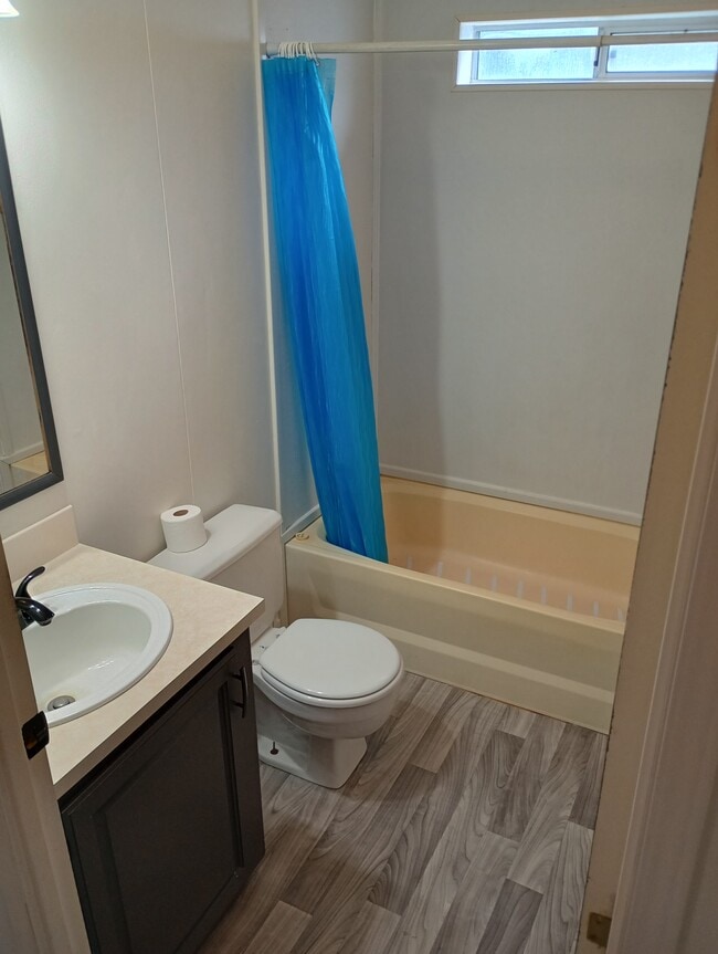 Building Photo - 202 Holly St