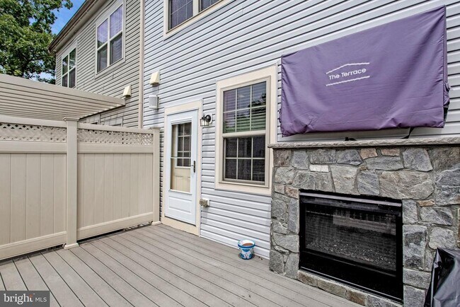 Building Photo - 703 Skippers Ln