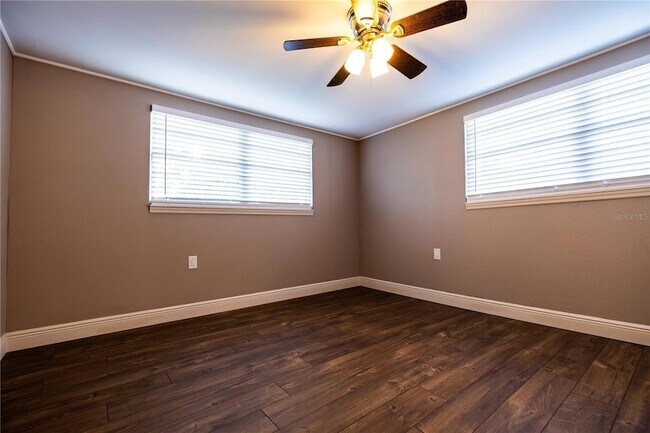 Building Photo - 2026 Sunset Ln