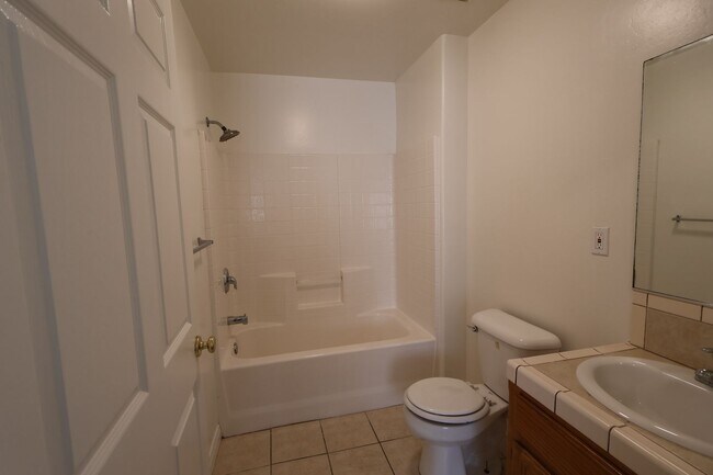 Building Photo - Spacious 3-Bedroom Duplex with Private Patio – North Bakersfield