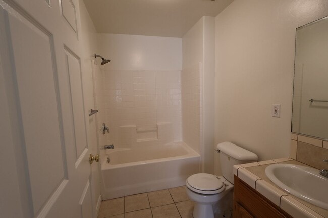 Building Photo - Spacious 3-Bedroom Duplex with Private Patio – Quiet North Bakersfield Location