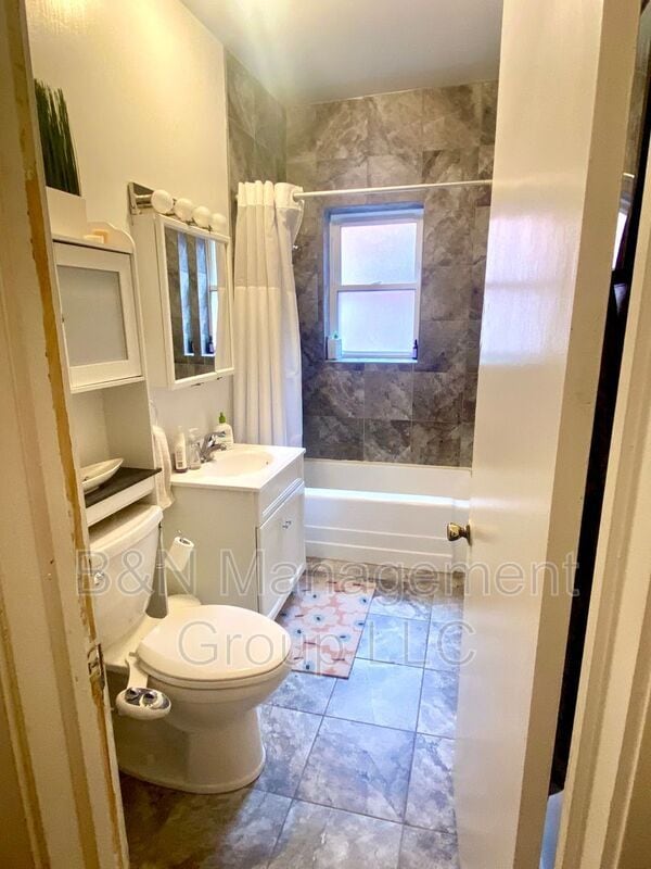 Building Photo - 1063 W Dakin St