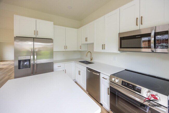Building Photo - 542 NE Brazee St