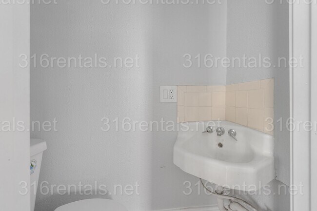 Building Photo - $850 - 1 bed 1 bath - Beautiful newly renovated Multi-family home located in Delano