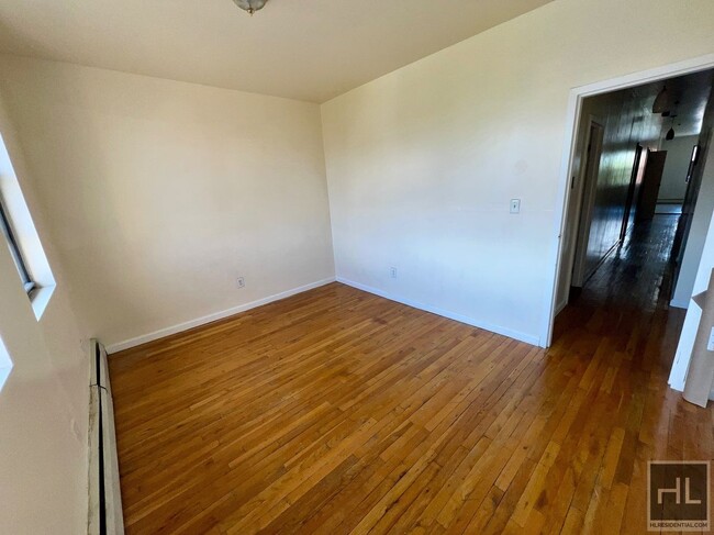 Building Photo - 5BR 1BA Historic Commerical Residential Zo...